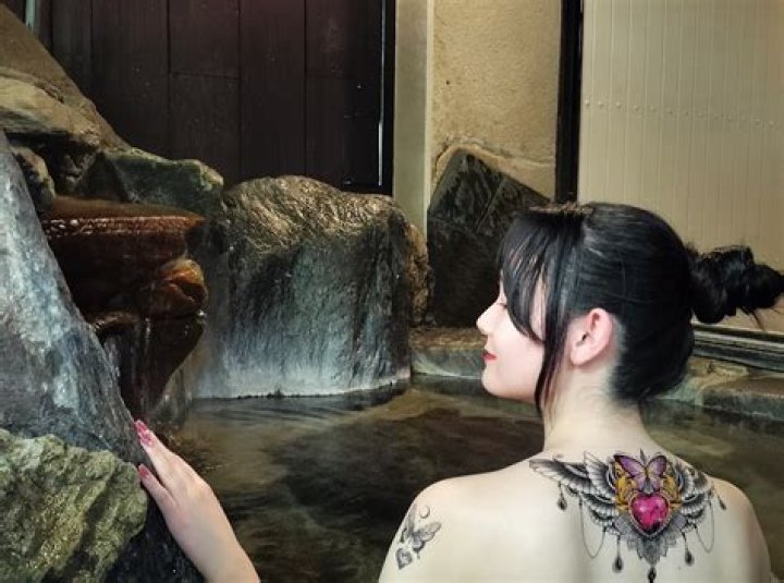 Are there bathhouses in Japan that allow tattoos?