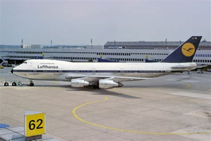 Can a Boeing 747 do a loop?