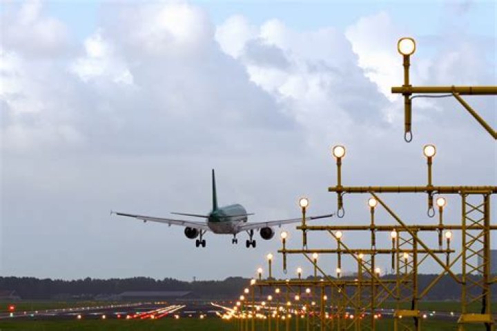 Can Planes fly in strong winds?