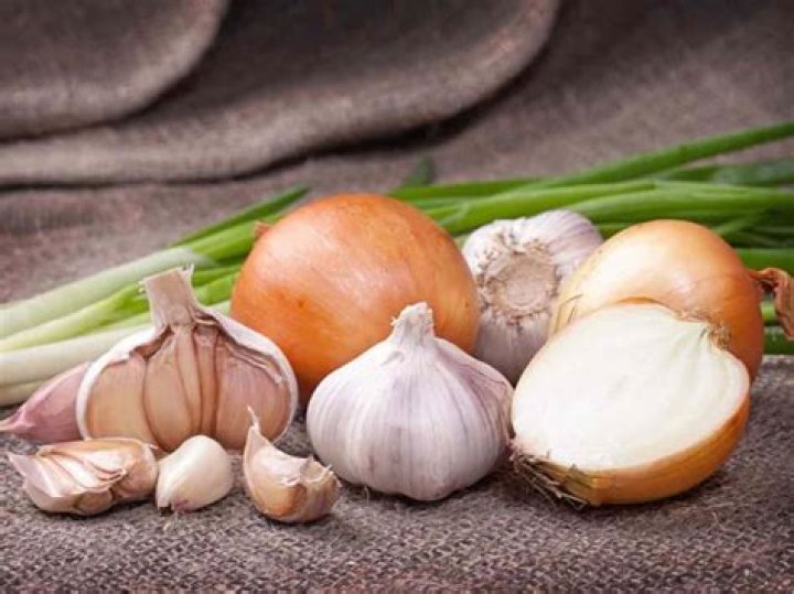 Can you store onions and garlic together?