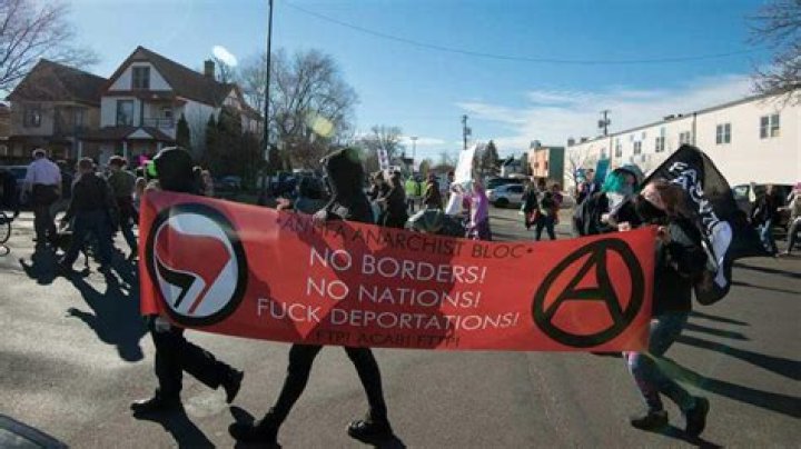 Do anarchists sing the Internationale?