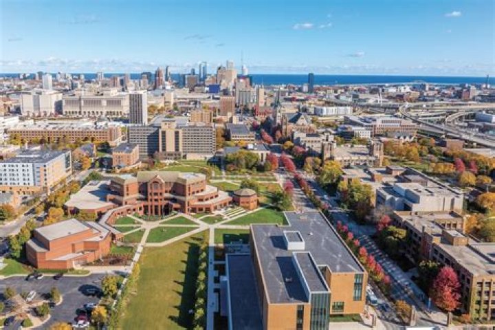 Do freshmen have to live on campus at Marquette?