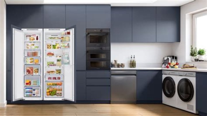 Do integrated fridges come with hinges?