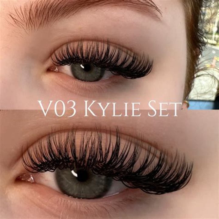 Does Kylie Jenner Wear lash extensions?