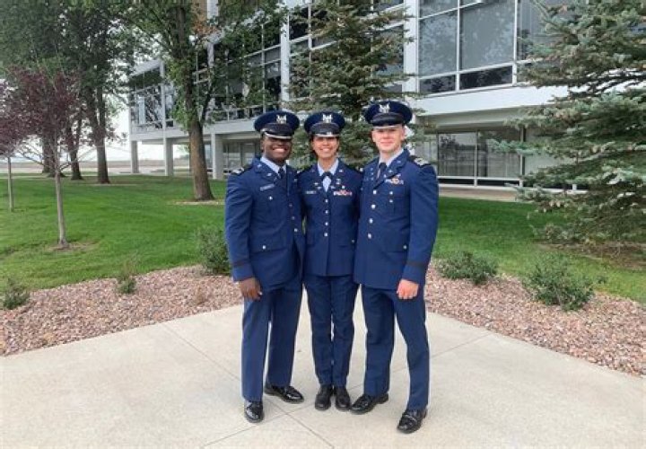 Does the Air Force Academy give scholarships?