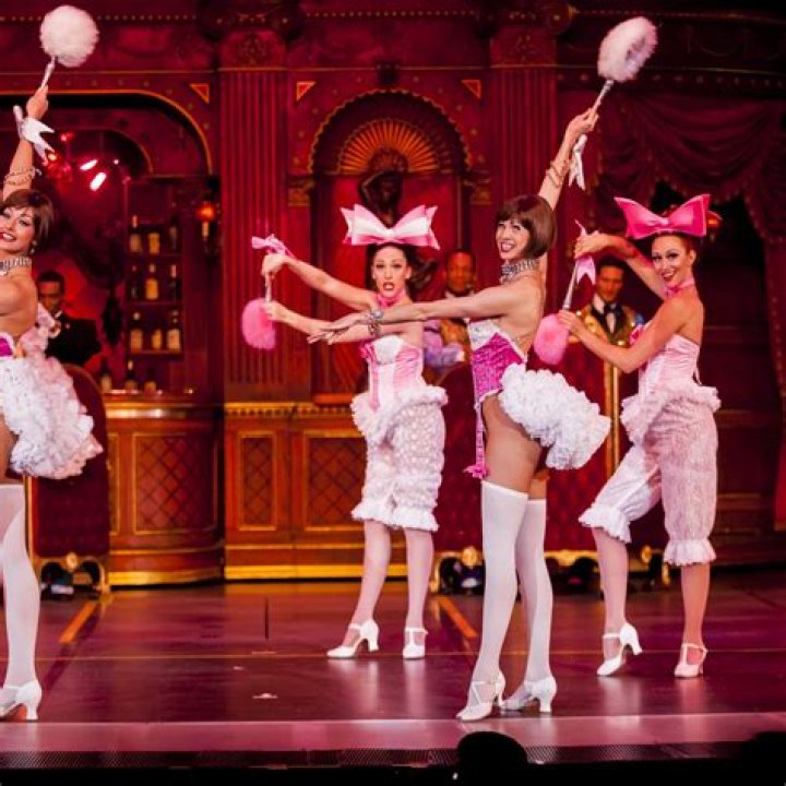 Does Vegas still have showgirls?