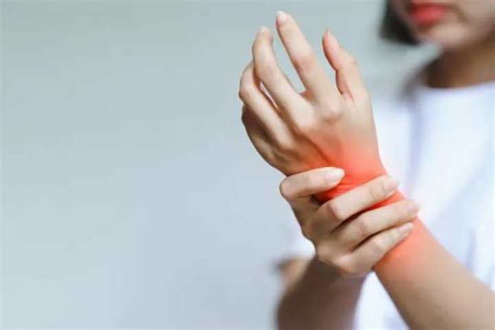 How do you tell if your wrist is dislocated?