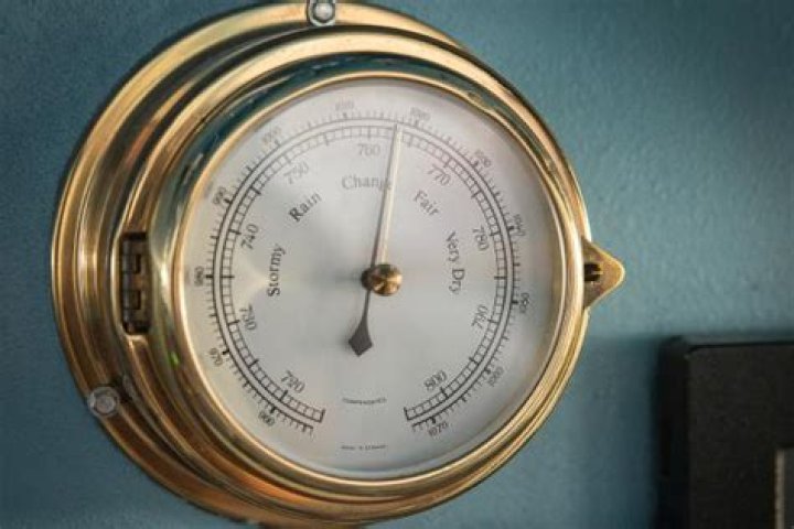 How does a Chelsea barometer work?