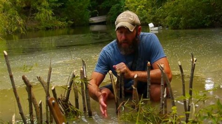 How does a fish weir work?