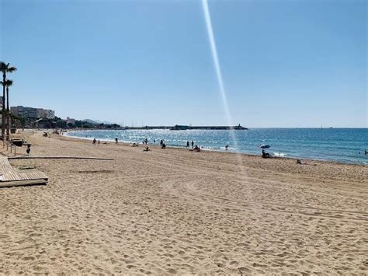 How far is Rojales from the beach?