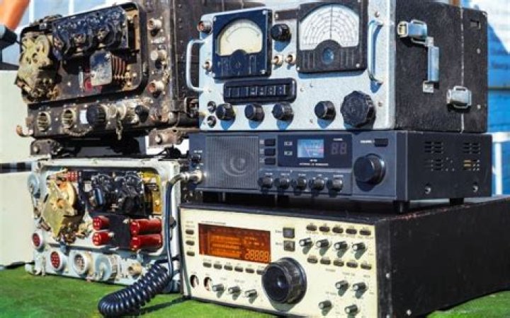 How far will a 10 meter radio transmit?