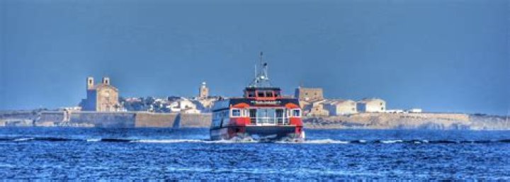 How long is the boat trip from Santa Pola to Tabarca?