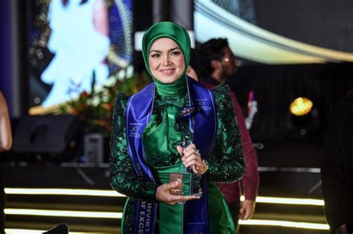 How many awards does Siti Nurhaliza have?