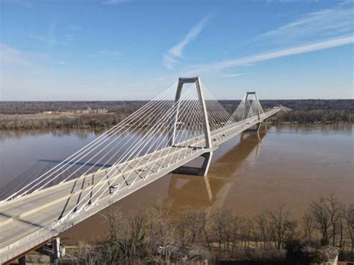 How many bridges go over the Ohio River?