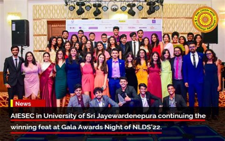How many students are in University of Sri Jayewardenepura?