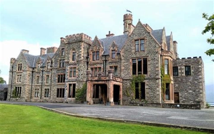 How much did Duncraig Castle sell for?