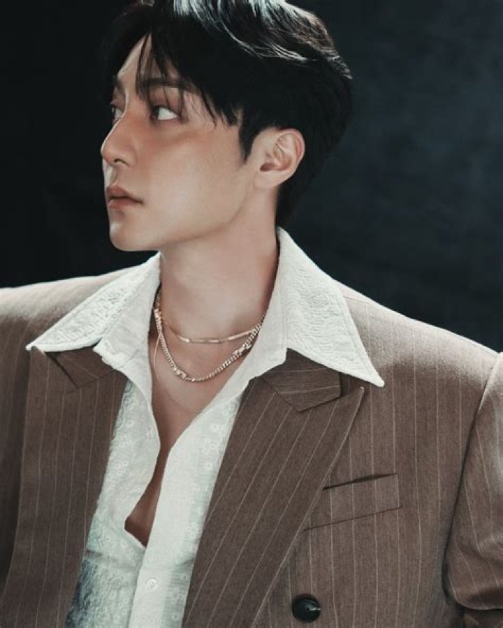 How tall is Roy Kim?