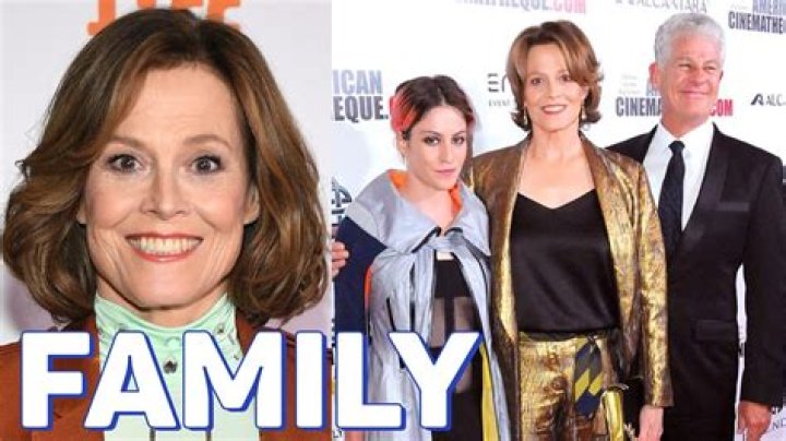 Is Sigourney Weaver the voice of mother in covenant?