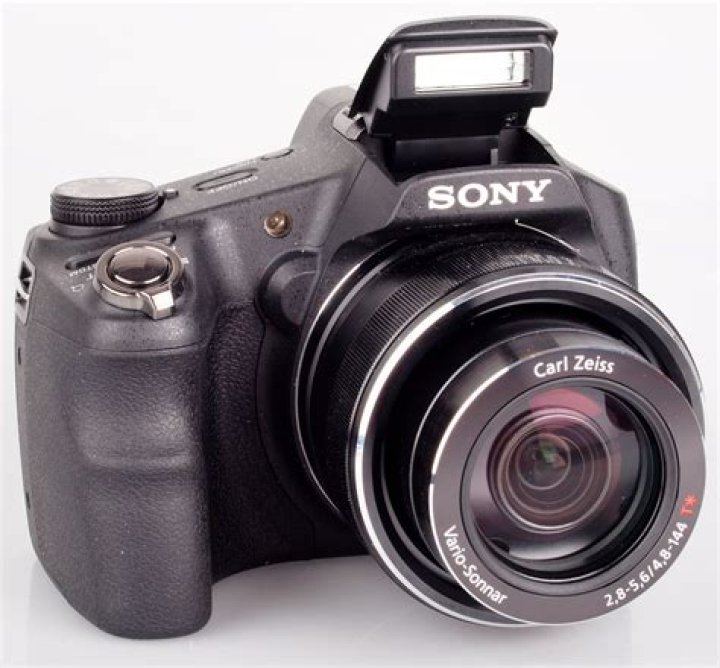 Is Sony DSC HX200V a DSLR?