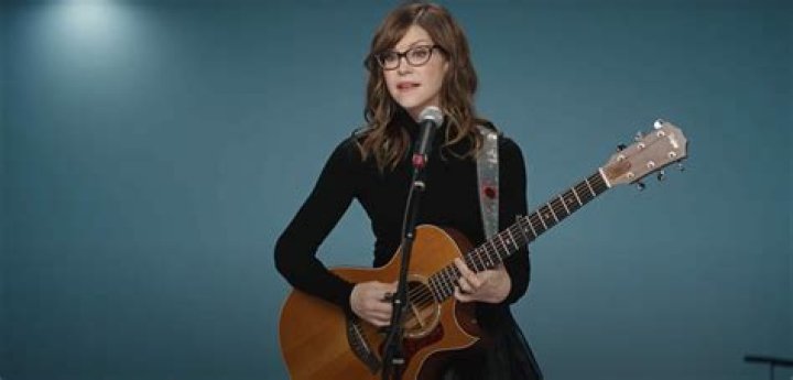 Is that really Lisa Loeb in the GEICO commercial?