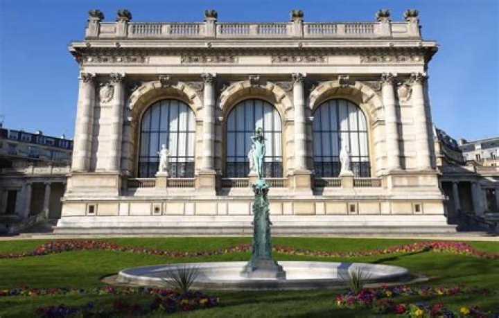 Is there a permanent collection at the city of Paris Fashion Museum?