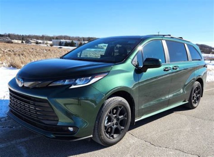 Is Toyota Sienna AWD good in snow?