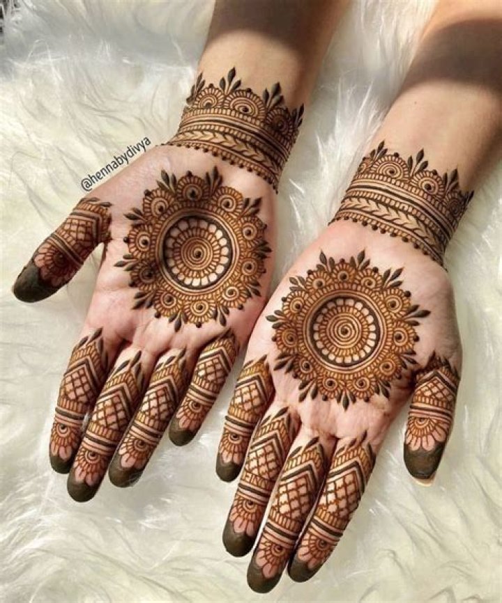 What are henna designs based on usually?