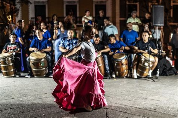 What are some popular dances in Puerto Rico?