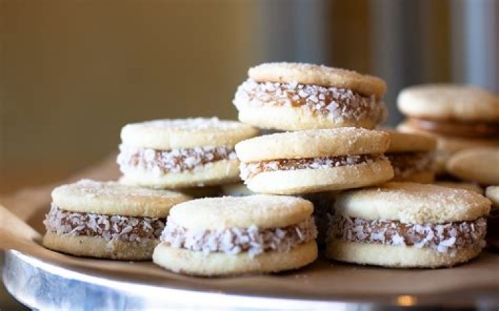 What are Spanish alfajores?