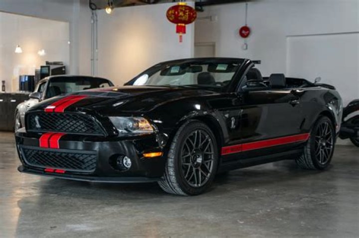 What are the specs of the 2011 Ford Mustang GT?