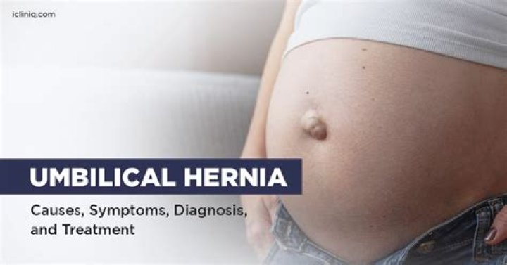 What are the symptoms of umbilical hernia in adults?