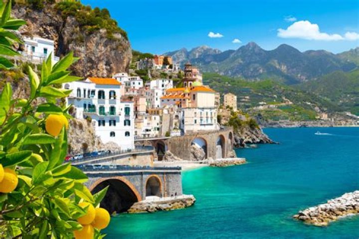What are the top 10 most popular holiday destinations?