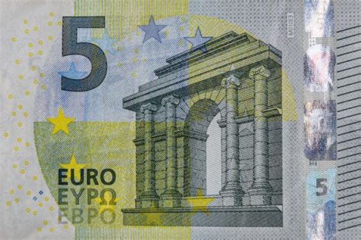 What building is on the 5 Euro note?