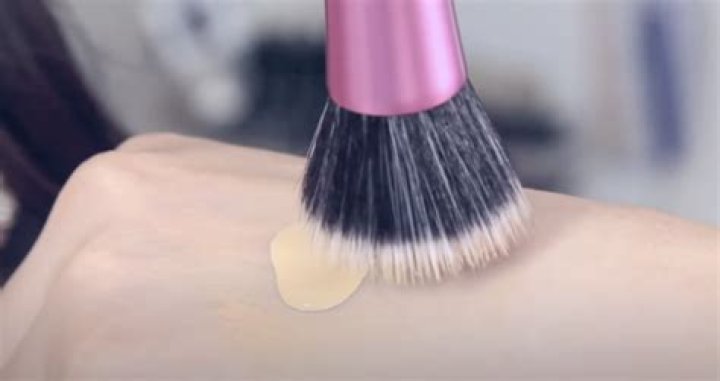 What do you use a stipple makeup brush for?