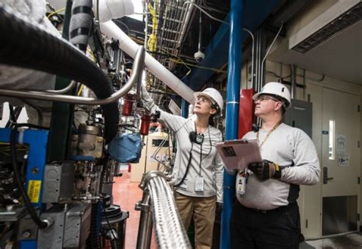 What does a commissioning engineer do?