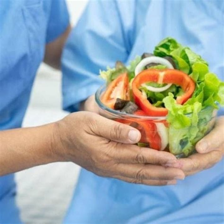 What does a lunch aide do?
