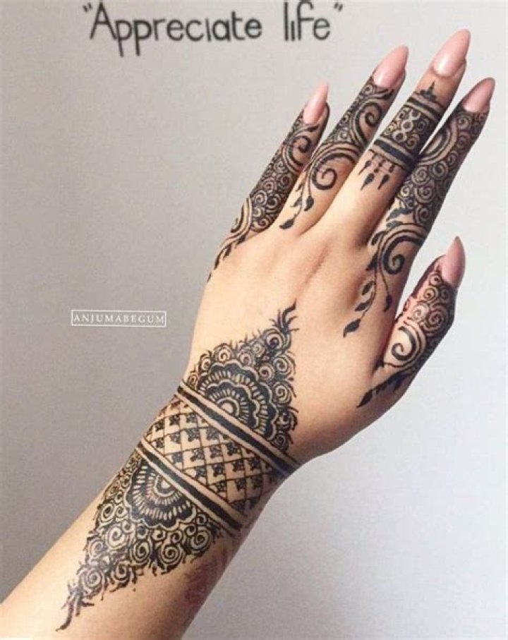 What does henna tattoo symbolize?