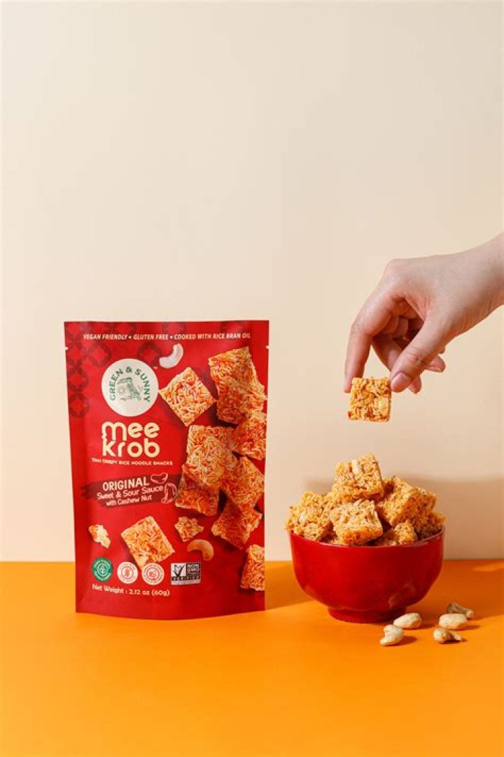 What does Mee Krob taste like?