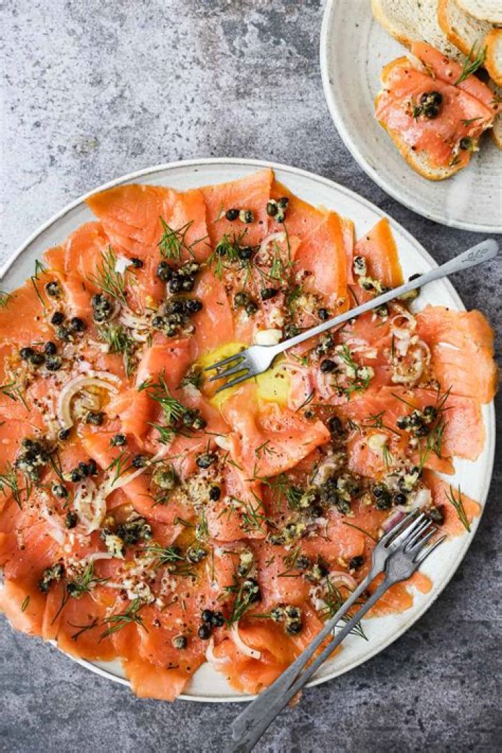 What is smoked salmon good with?