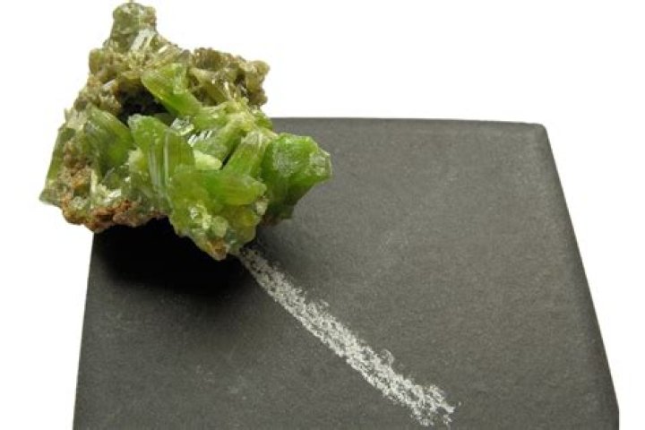 What is the streak color of sulfur?