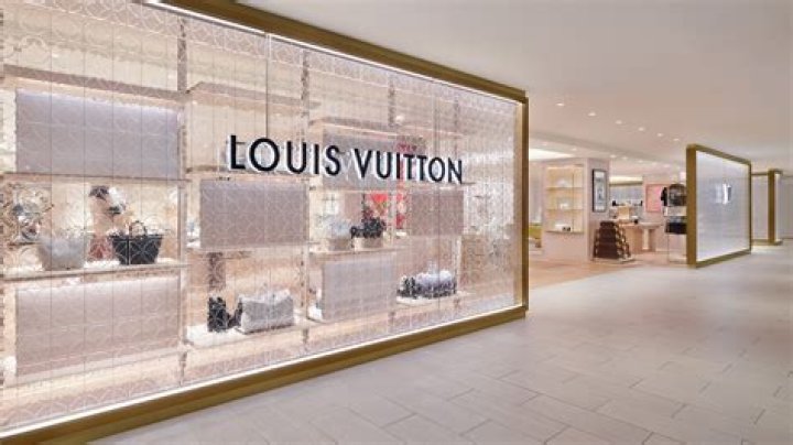 What kind of clothes does 4F store offer?