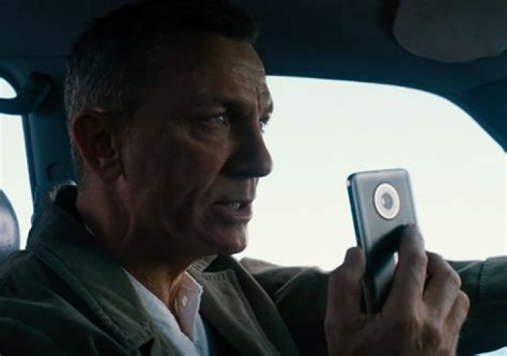 What phone does Daniel Craig use?