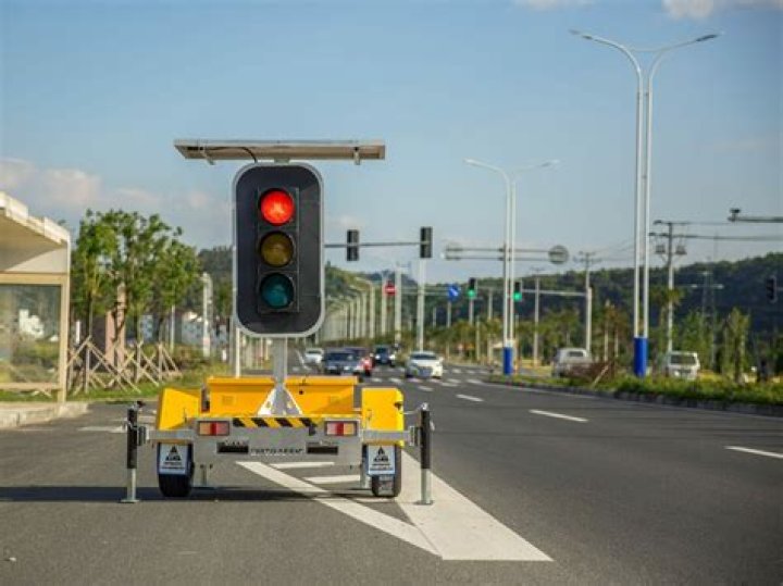 What radio station is for traffic updates?