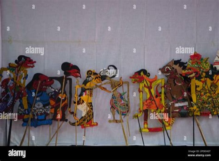 Where in Indonesia do wayang puppets originate from?