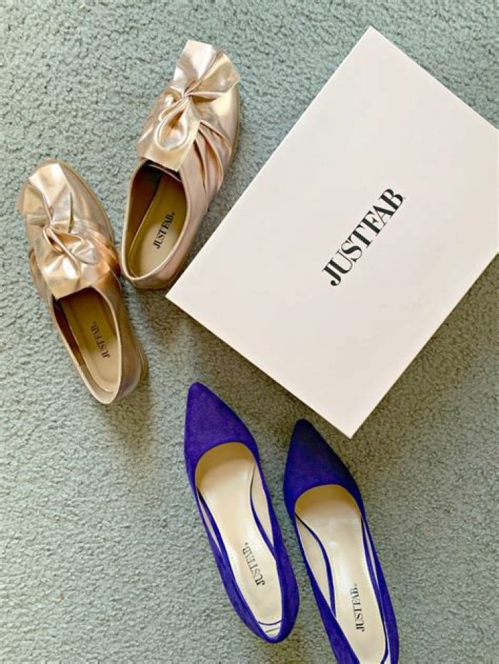 Where is JustFab shoes located?