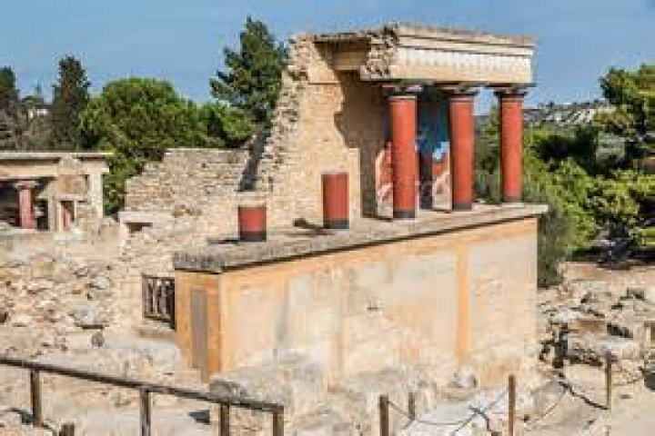 Where is the Minoan palace in Crete?