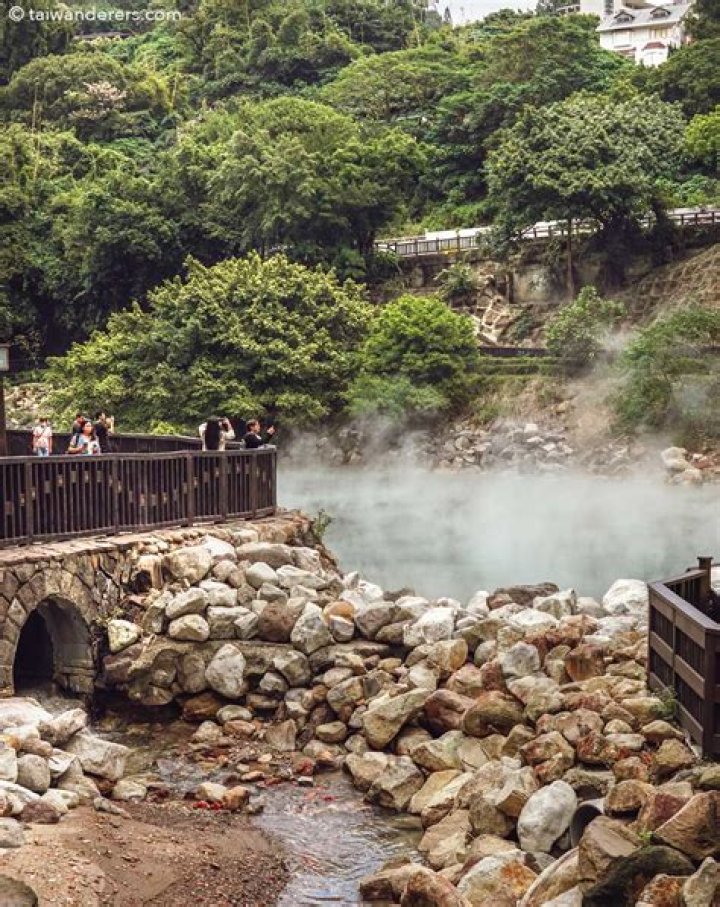 Which hot springs are in Beitou?