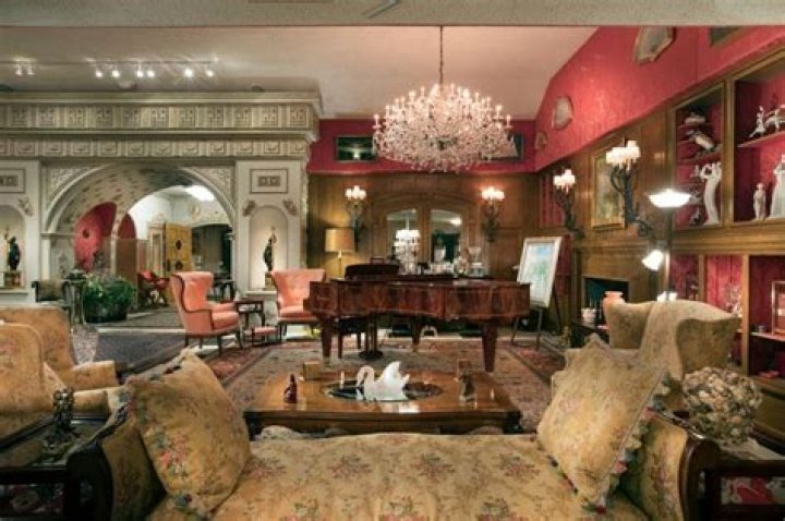 Who bought Phyllis McGuire mansion?