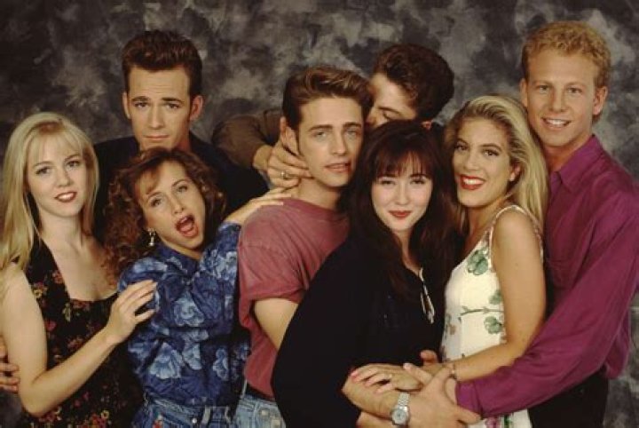 Who does Annie sleep with in 90210?