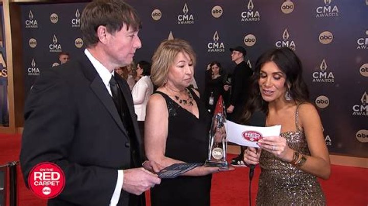 Who is performing CMA Awards 2021?